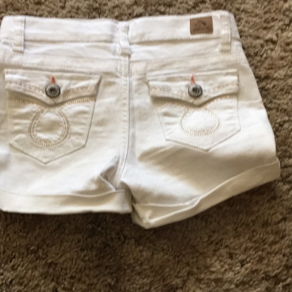 White shorts - Picture 2 of 3